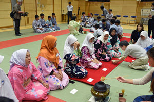 写真：茶道体験をするインドネシアの中学生