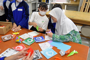 写真：部活するインドネシアの中学生