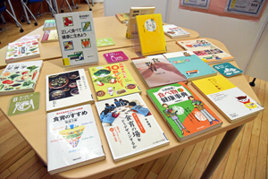 写真：展示された食育関連の書籍