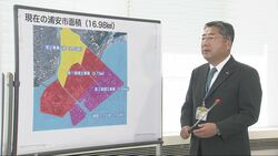写真：地図を用いて浦安市の面積を説明する市長