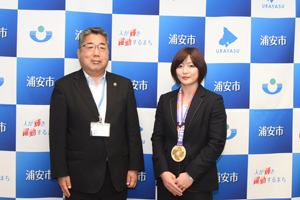 写真：市長と角田選手の記念写真