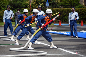 写真：放水をする消防団員