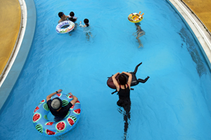 写真：流れるプールで遊ぶ来場者