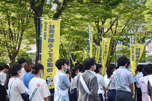 写真：街頭キャンペーンに集まる参加者たち
