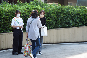 写真：啓発のティッシュを配る様子