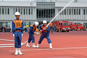 写真：第1線ホースから放水する様子