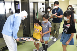 写真：調理の疑似体験をする子どもたち