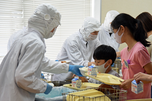 写真：給食の配膳の様子