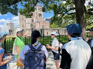 写真：平和記念公園内の見学の様子