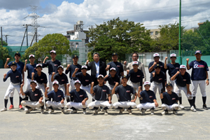 写真：浦安中学校野球部と市長と教育長の集合写真