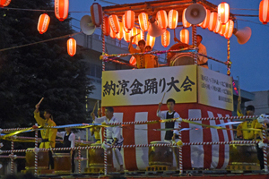 写真：盆踊りを踊っている様子2