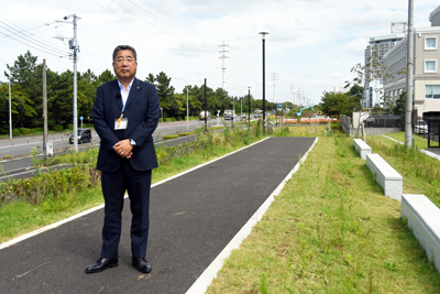 写真：明海地区北側緑道に立つ市長