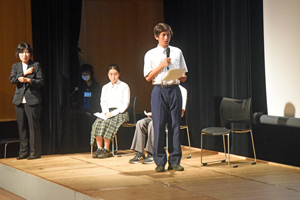 写真:広島での体験を報告する使節団の生徒