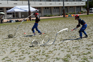 写真：放水ホースを延ばす選手たち