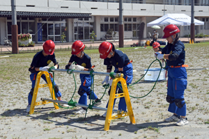 写真：障害物にチャレンジする選手たち