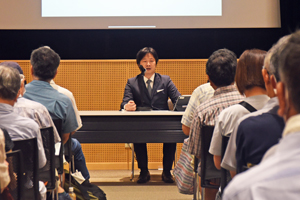 写真：講師の小谷氏