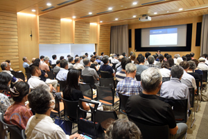 写真：講演会の様子