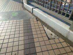 舞浜駅南口デッキタイルの損傷写真1枚目