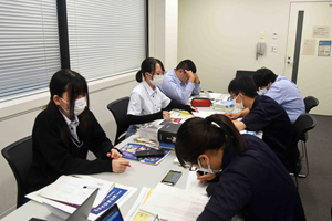 写真：広報紙の校正をしている高校生記者たち