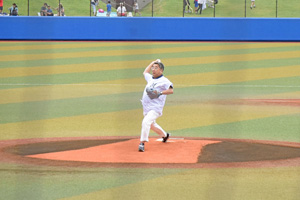 写真：ファーストピッチを行う内田市長