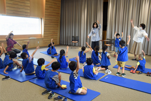 写真：わらべうたを歌う様子