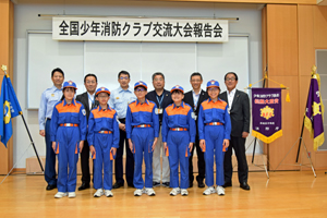 写真：出場選手と内田市長など関係者との全体写真