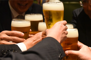 写真：ビールで乾杯する様子