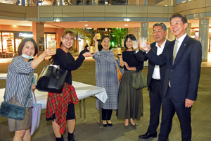 写真：市民と乾杯する市長たち