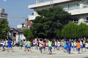 写真：校庭でのダンスの様子