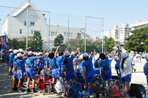 写真：応援歌を歌う児童たち