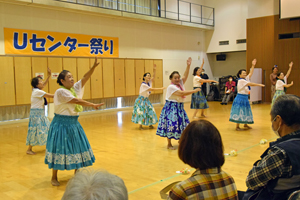 写真：フラダンスを披露している様子