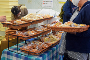 写真：パンの出店コーナーの様子