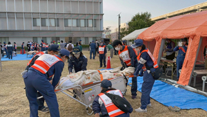 写真：傷病者手当の訓練の様子