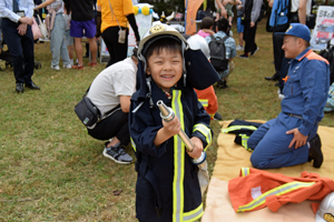 写真：消防広場でコスプレをする男の子