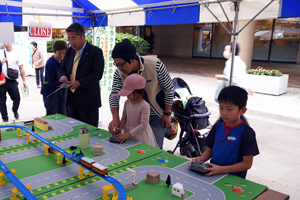 写真：子どもたちと一緒にラジコン体験をする市長