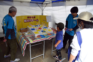 写真：輪投げを楽しむ子ども