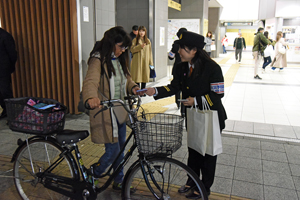 写真：啓発グッズを配る様子