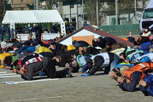 写真：参加者全員で地面に伏せて頭を守る姿勢