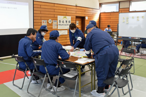 写真：地図を囲んで話し合う様子