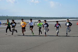 写真：小学生の部のスタートの様子