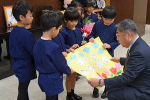 写真：市長に作品を手渡す園児たち