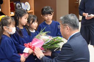 写真：市長に花束を手渡す園児たち