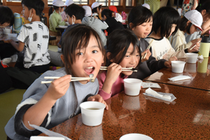 写真：しじみのおみそ汁を食べる児童たち