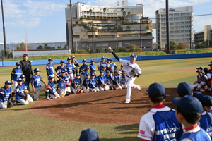 写真：小学生の前で投球をしている選手