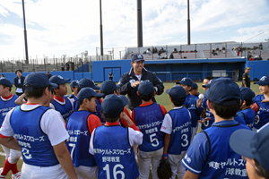 写真：選手に質問をしている小学生たち