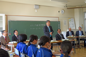 写真：中学生にあいさつの言葉を述べる市長