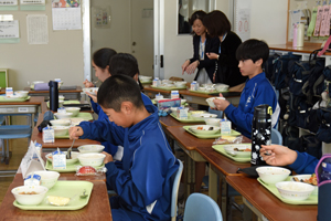写真：給食を食べる中学生たち