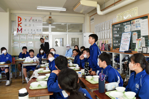 写真：質問をする中学生