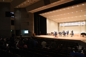 写真：会場のお客さんも一緒に盛り上がっている様子