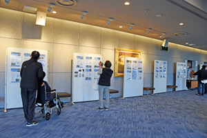 写真：ホワイエのパネル展の様子